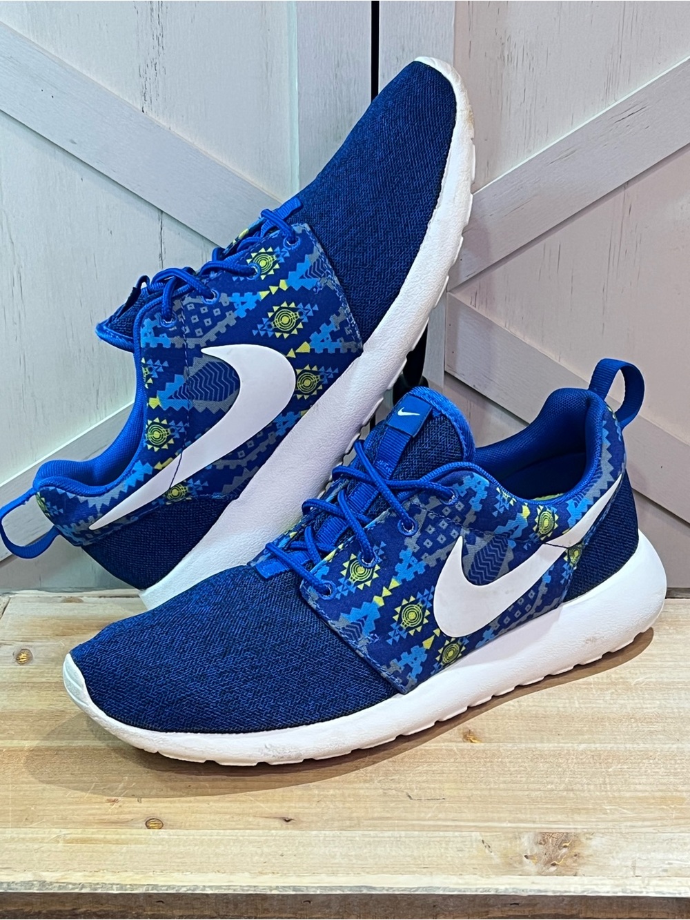 Nike Roshe Run Aztec-esque Print sneakers Men's 8.5 Women's 10